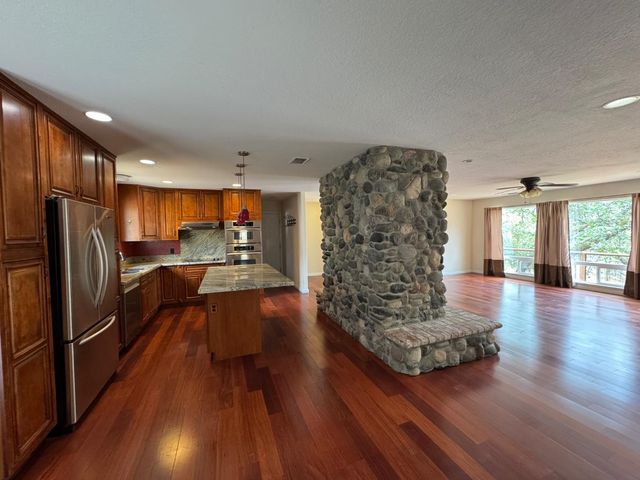 1063 Skyline Dr, Auburn, CA 95602