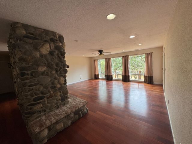 1063 Skyline Dr, Auburn, CA 95602