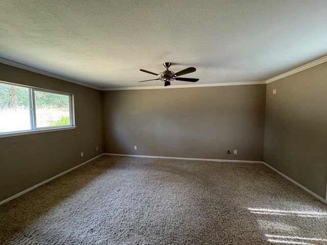 1063 Skyline Dr, Auburn, CA 95602