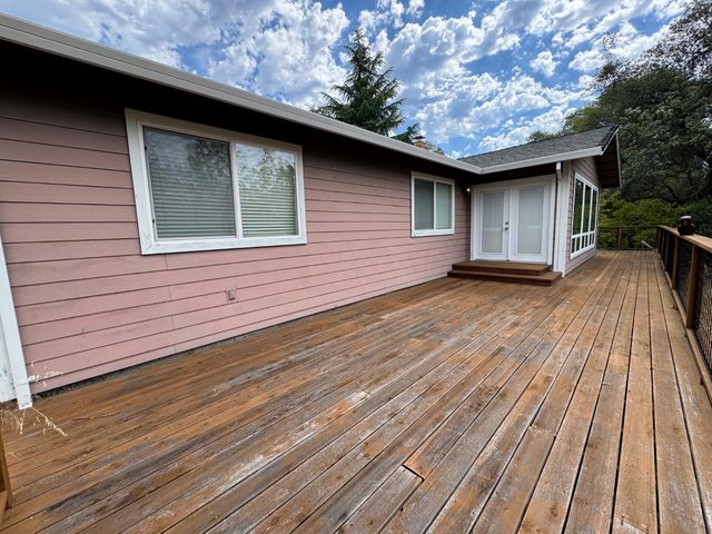 1063 Skyline Dr, Auburn, CA 95602