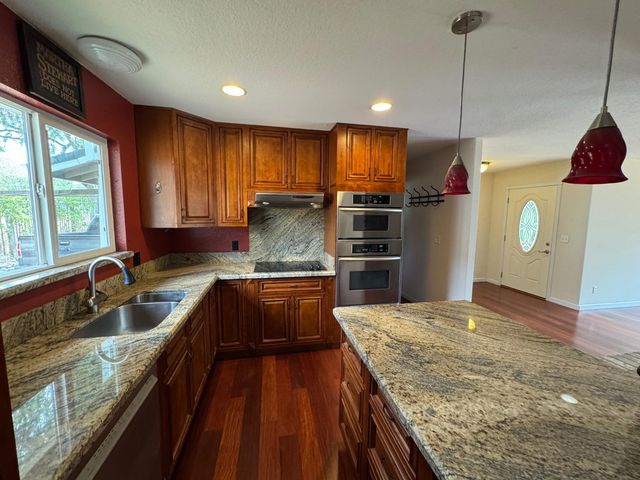 1063 Skyline Dr, Auburn, CA 95602