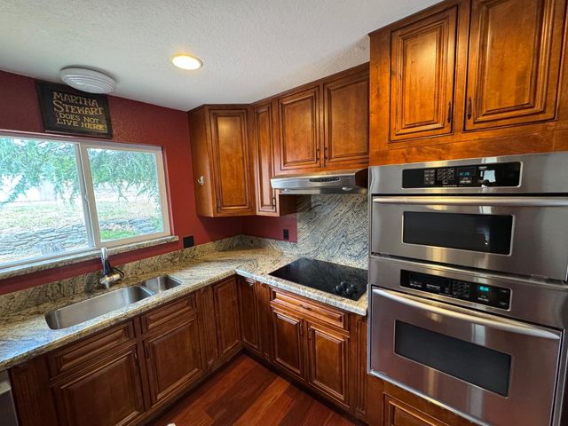 1063 Skyline Dr, Auburn, CA 95602