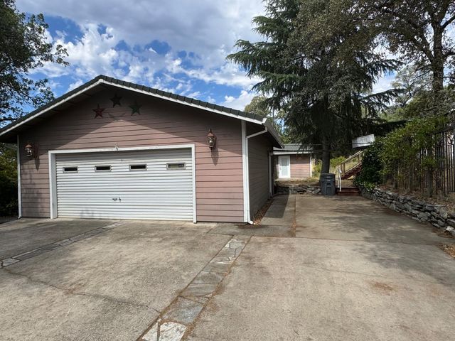 1063 Skyline Dr, Auburn, CA 95602