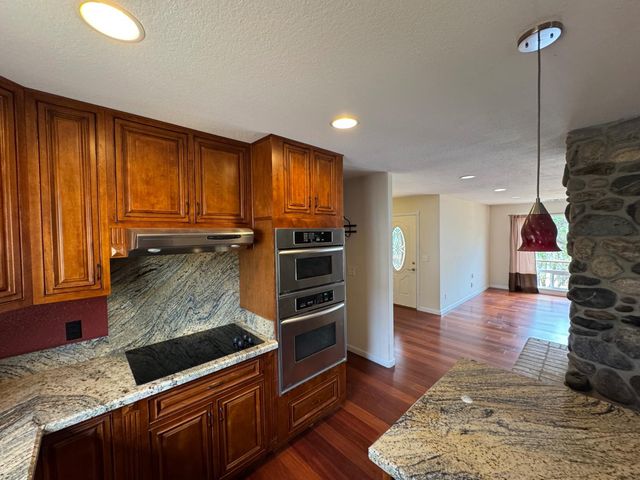 1063 Skyline Dr, Auburn, CA 95602