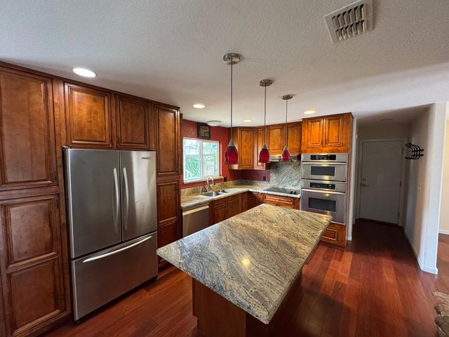1063 Skyline Dr, Auburn, CA 95602
