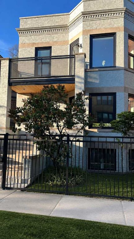 Image 1 of property listing at 5725 N Ridge Avenue, Chicago, IL 60660
