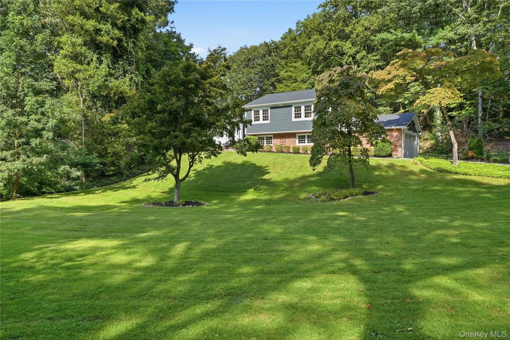 63 Bankside Drive, Centerport, NY 11721 — photo 3