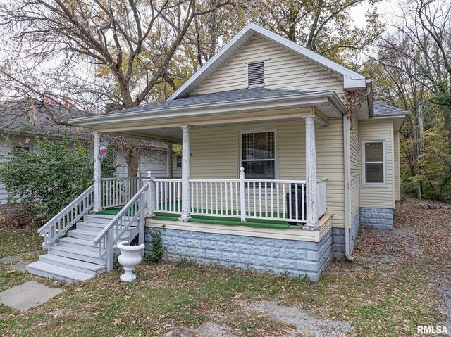 727 N BROADWAY Avenue, Salem, IL 62881