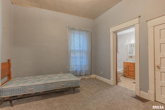 727 N BROADWAY Avenue, Salem, IL 62881