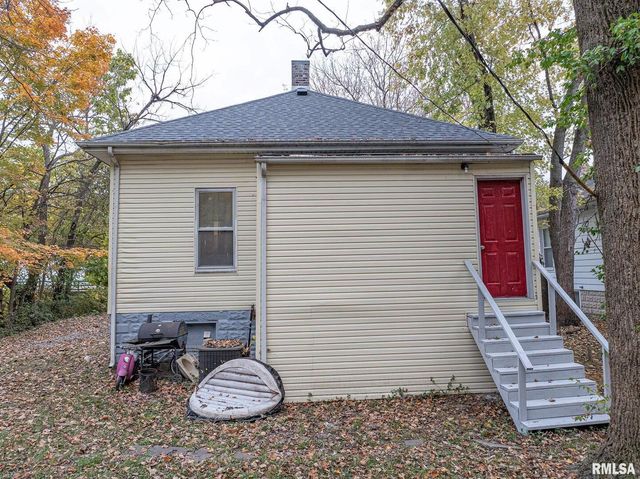 727 N BROADWAY Avenue, Salem, IL 62881