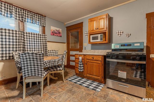 727 N BROADWAY Avenue, Salem, IL 62881