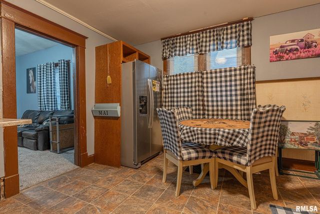 727 N BROADWAY Avenue, Salem, IL 62881