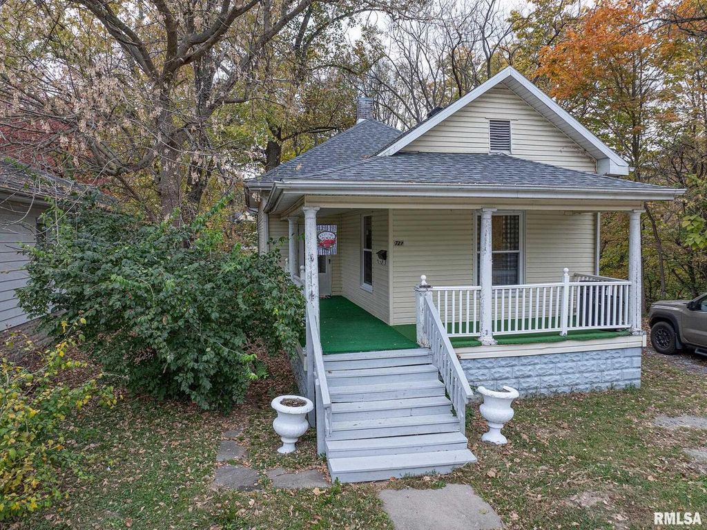 727 N BROADWAY Avenue, Salem, IL 62881