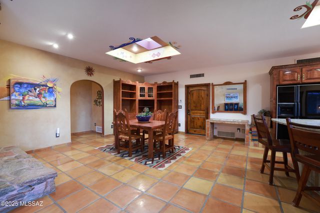 925 N Rancho Del Jefe Loop, Tucson, AZ 85748