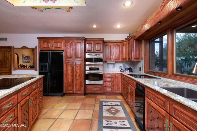 925 N Rancho Del Jefe Loop, Tucson, AZ 85748