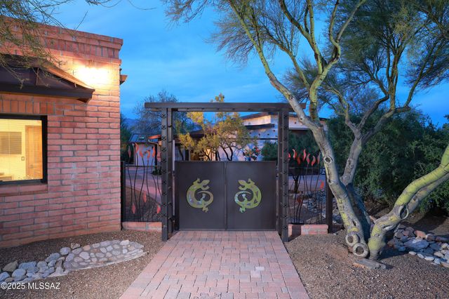 925 N Rancho Del Jefe Loop, Tucson, AZ 85748