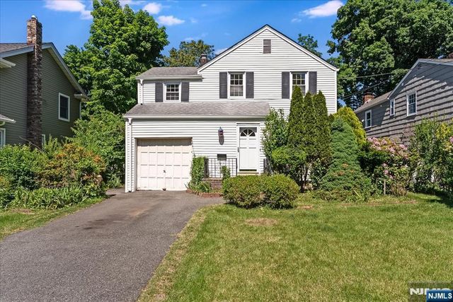 566 Barnett Place, Ridgewood, NJ 07450