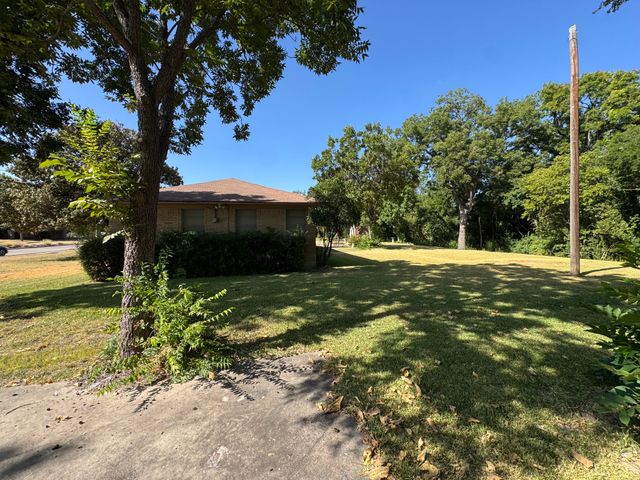 1620 N Houston School Road, Lancaster, TX 75134