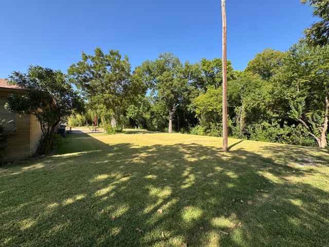 1620 N Houston School Road, Lancaster, TX 75134