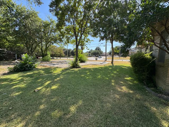 1620 N Houston School Road, Lancaster, TX 75134