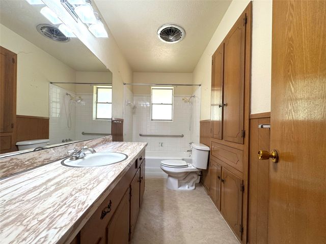 1620 N Houston School Road, Lancaster, TX 75134