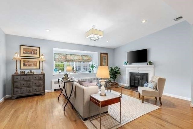 11 Countryside Lane, Marblehead, AE 09145