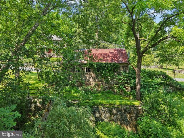 1867 OLD MILL RD, Bethlehem, PA 18015