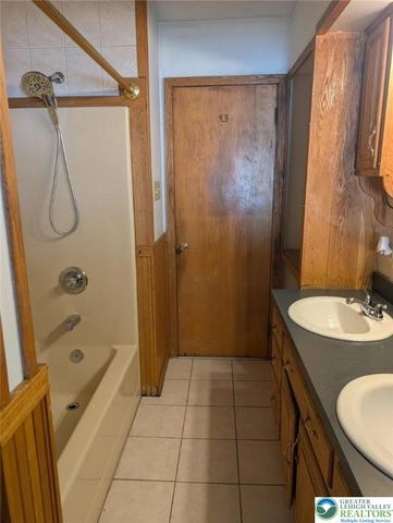 1440 Greenview Drive, Bethlehem City, PA 18018