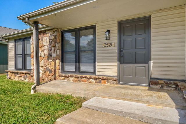 2520 S Fort Avenue, Springfield, MO 65807