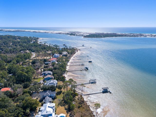 10 Lucky Lane, Mary Esther, FL 32569