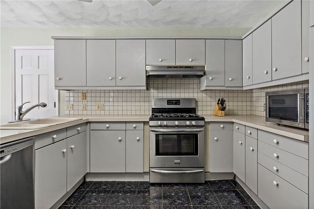 32 Starr Drive W, Narragansett, RI 02882