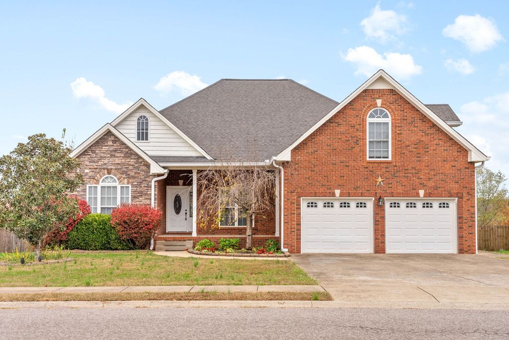 1537 Edgewater Ln, Clarksville, TN 37043