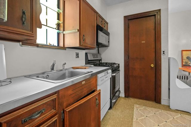 19 Surrey Lane, Yonkers, NY 10710