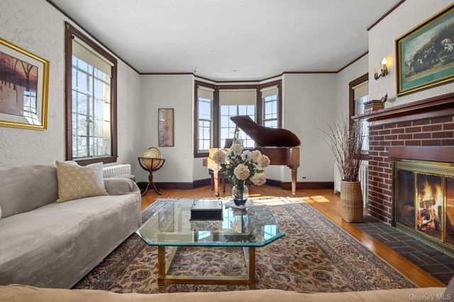 19 Surrey Lane, Yonkers, NY 10710