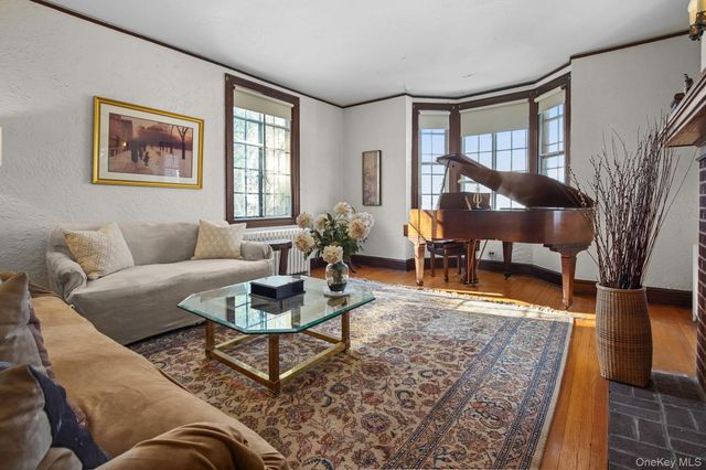 19 Surrey Lane, Yonkers, NY 10710