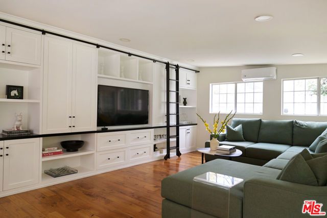 4734 Greenbush Avenue, Los Angeles, CA 91423