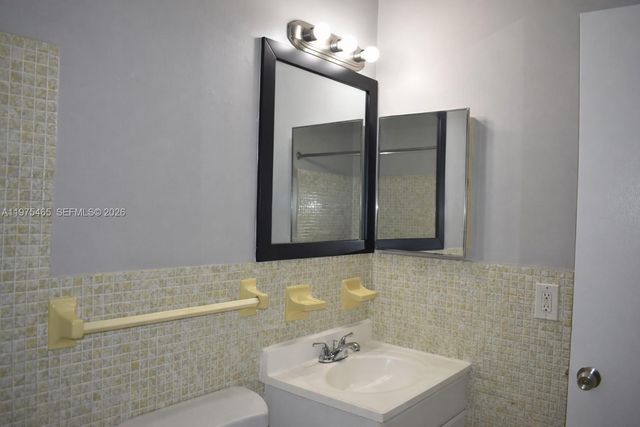 3841 NE 3rd Ave 2, Oakland Park, FL 33334