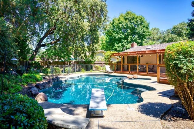7315 Parkwoods Dr, Stockton, CA 95207