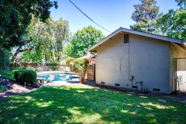 7315 Parkwoods Dr, Stockton, CA 95207