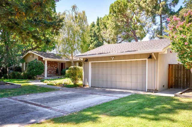 7315 Parkwoods Dr, Stockton, CA 95207