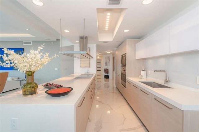 17301 Biscayne Blvd 2209, North Miami Beach, FL 33160