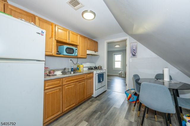 156 E Main St, Paterson City, NJ 07522