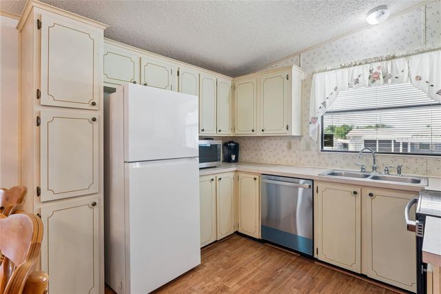 37621 ROSALITA AVENUE, Zephyrhills, FL 33541