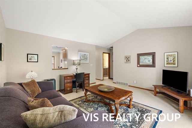 72 Skyline Circle, Grand Rapids, MI 49504