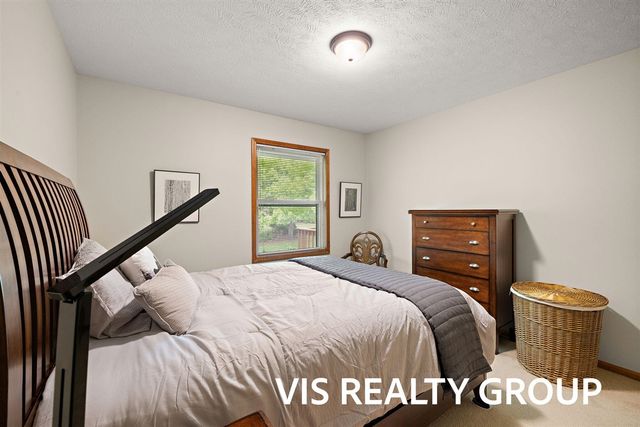 72 Skyline Circle, Grand Rapids, MI 49504