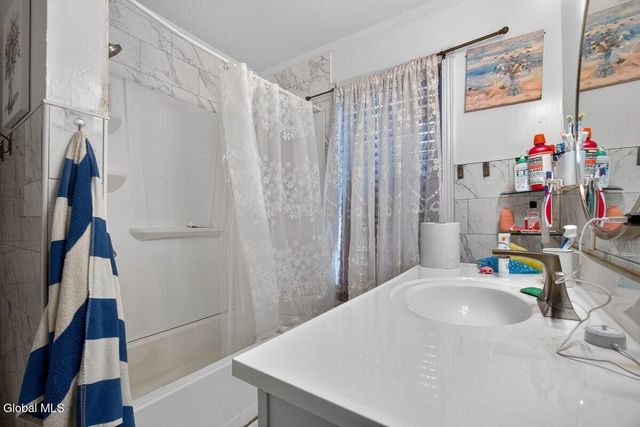 15 Manchester Road, Schenectady, NY 12304