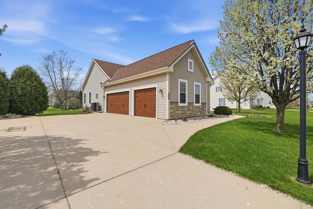 1470 Waters Edge DRIVE, Oconomowoc, WI 53066