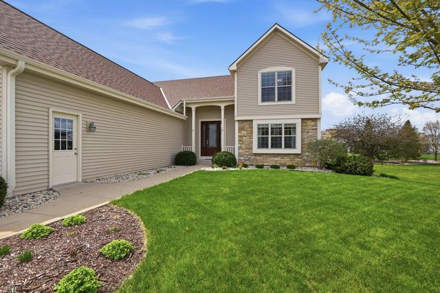 1470 Waters Edge DRIVE, Oconomowoc, WI 53066