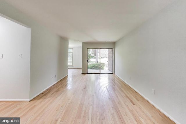 3328 WOODBURN VILLAGE DR #14, Annandale, VA 22003