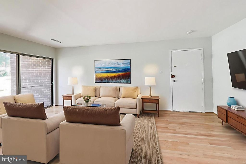 3328 WOODBURN VILLAGE DR #14, Annandale, VA 22003